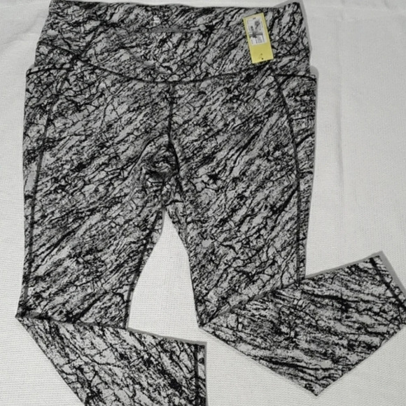 NWT All in Motion High Rise Black & White Legging - Picture 3 of 6